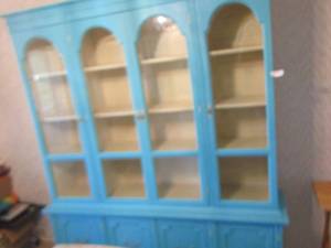 lot 4 image: Turquoise Hutch, 4 glass doors with 4 bottom doors very nice, 2 piece 786616