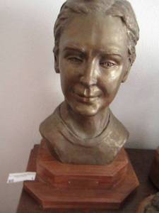 lot 1 image: SCULPTURE - UT Graduate 1999 David Jones head statue , By Jennie Johnson, 17 tall