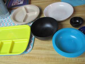 lot 67 image: 2 lunch trays, small bowls , sauce bowls