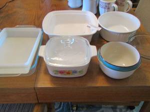 lot 70 image: Corning Ware and Correlle baking dishes