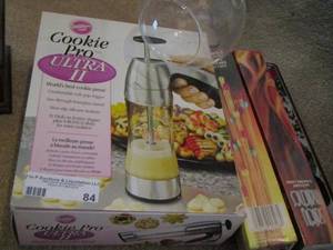 lot 84 image: Wilton cookie pro-8 drawer coasters- matches-