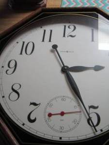 lot 10 image: Howard Miller quartz clock nice 26 diameter