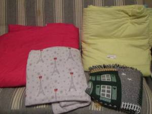 lot 112 image: lot of throw blankets and bed spreads
