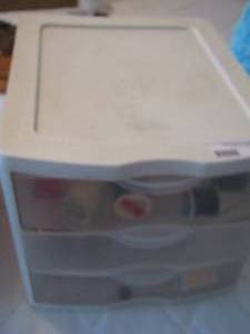 lot 124 image: 3 drawer organizer with thread - various buttons