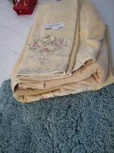 lot 123 image: turquoise bathroom rugs, flower bath towels