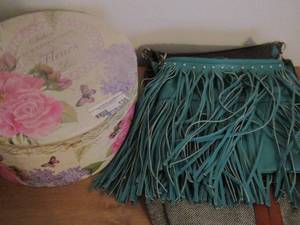 lot 135 image: 3 womens purses and hat box