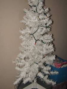 lot 139 image: 3ft tall pre lite white Christmas tree on stand