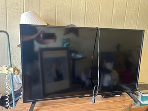 lot 152 image: TELEVISION  32 ELEMENT FLAT SCREEN  HIGH DEFINTION W REMOTE