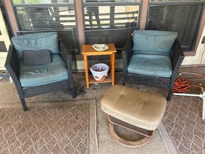 lot 149 image: WICKER PATIO CHAIR BLUE CUSHIONS  QTY 2 , TAN OTTOMAN  2 TIER SIDE TABLE