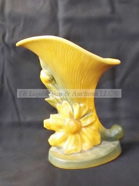 lot 3 image: Vintage Roseville pottery Peony cornucopia