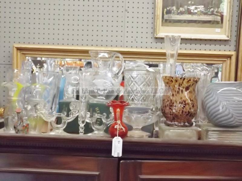lot 15 image: Various glassware