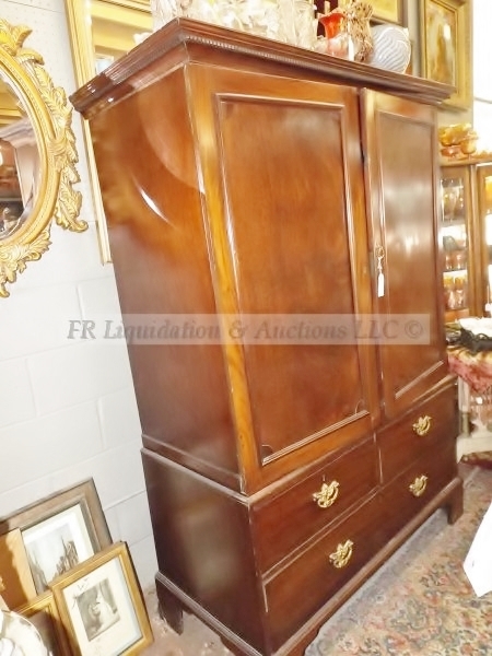 lot 16 image: Antique 1820 mahogany linen press