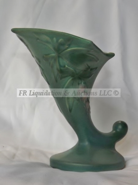 lot 22 image: 1930s Roseville Bleeding Heart cornucopia