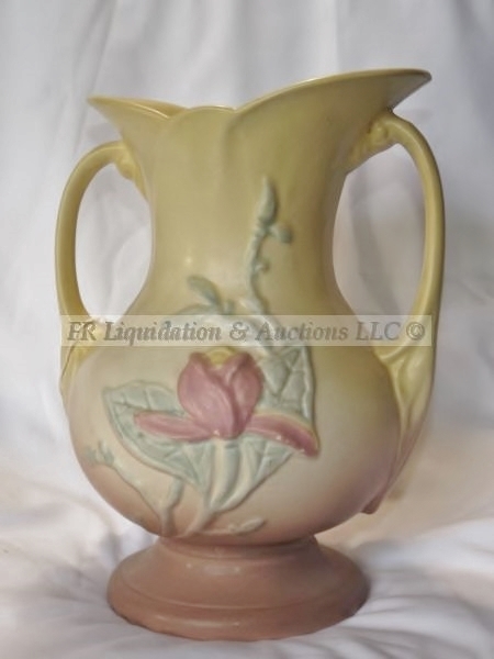 lot 28 image: Vintage Hull pottery vase