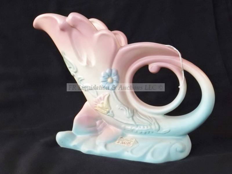 lot 32 image: Vintage Hull Pottery Bow Knot Cornucopia