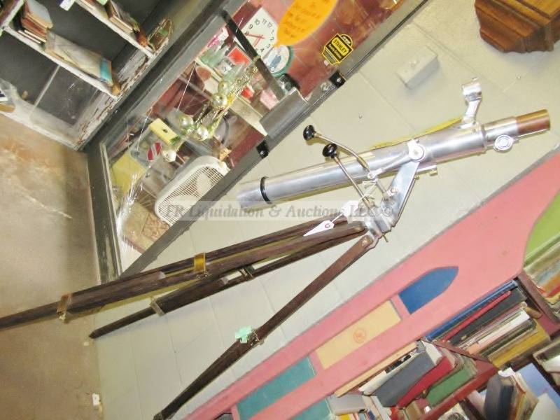 lot 146 image: Vintage mid century telescope