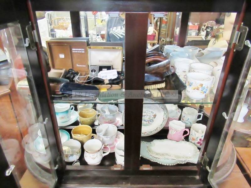 lot 157 image: Antique & vintage gentlemens grooming items