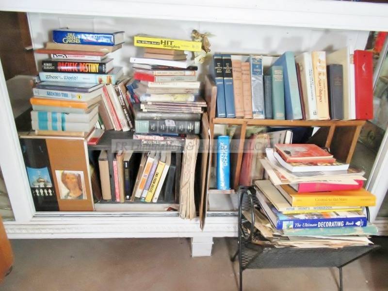 lot 165 image: Generous quantity of books