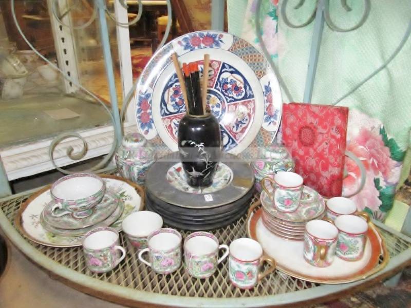 lot 173 image: Asian theme collectibles