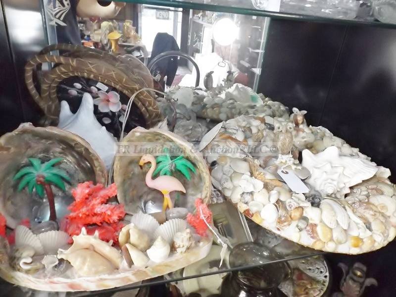 lot 64 image: Various Seashell items