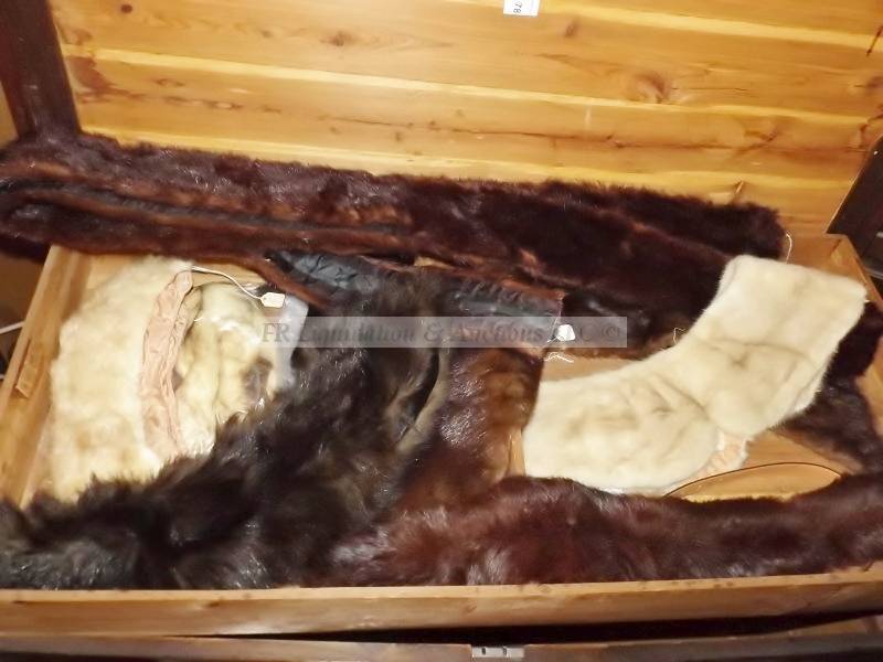 lot 76 image: Genuine mink & fur stoles, collars