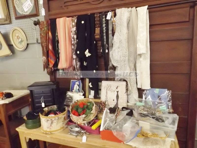 lot 80 image: Various Ladies accessories