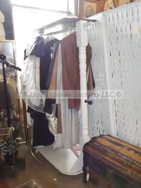 lot 90 image: Clothing display rack