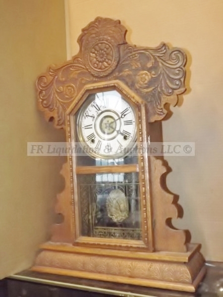 lot 125 image: Vintage mantle clock