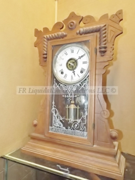 lot 127 image: Vintage mantle clock