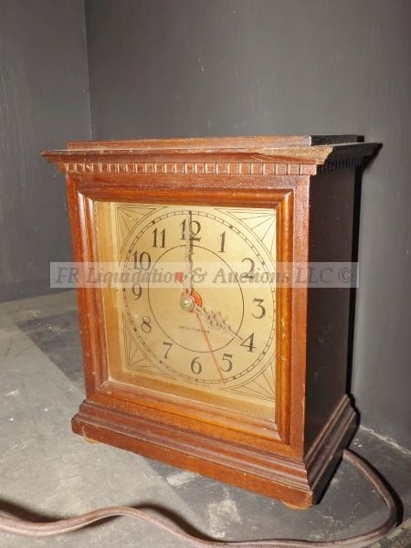 lot 137 image: 1950s Seth Thomas mantle clock