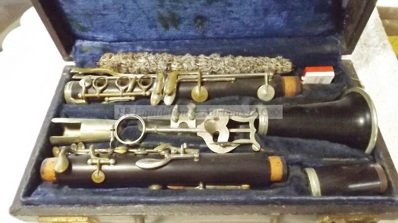lot 832 image: Vintage G. Penzel clarinet