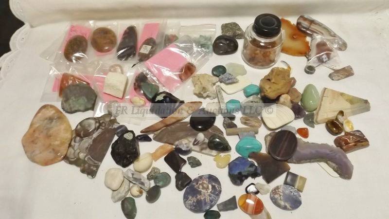 lot 818 image: Natural rock and specimen collection with geode slices