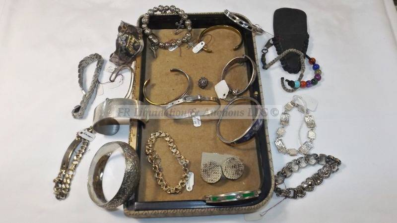 lot 827 image: Assorted Silver plate and vintage jewelry