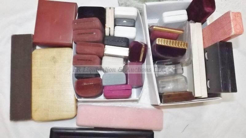 lot 825 image: Lot of jewelry boxes, stands and jewelry blocks