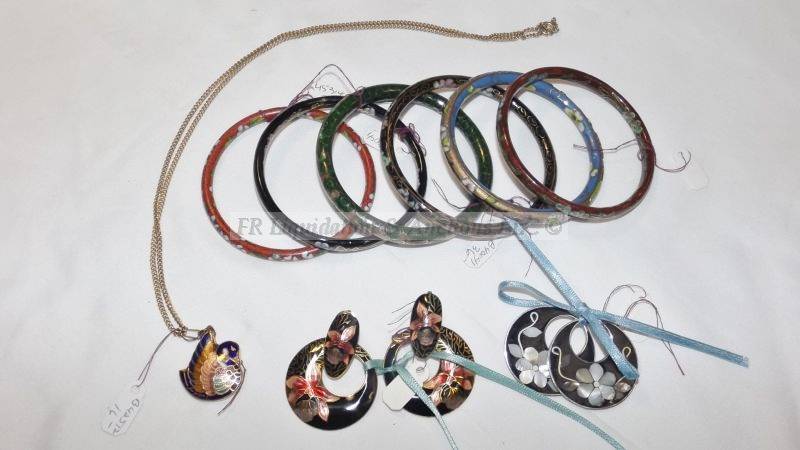 lot 823 image: Cloissonne jewelry selection includes bangles