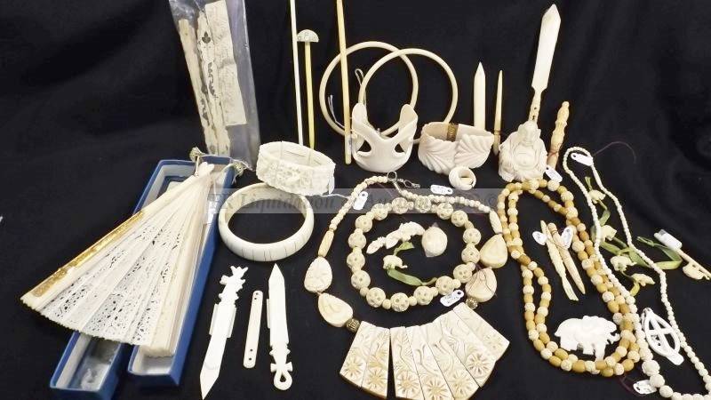 lot 820 image: Mixed lot of bone and ivory jewelry