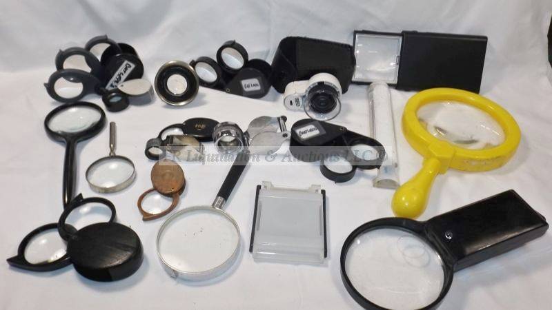 lot 803 image: Magnifiers and loupes
