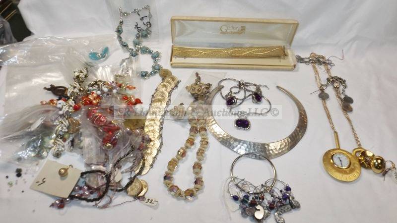 lot 802 image: Jewelry selection
