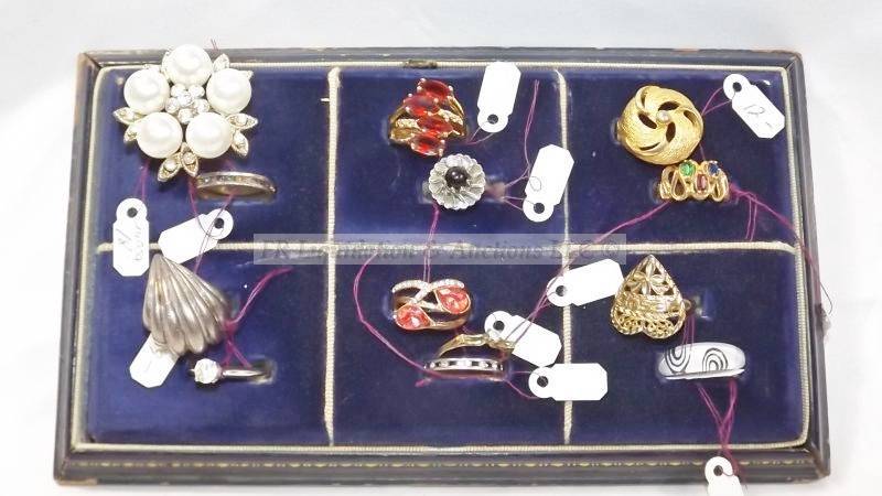 lot 799 image: Assorted rings in ring case