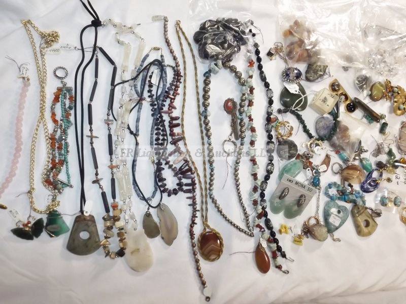 lot 471 image: Natural stone jewelry