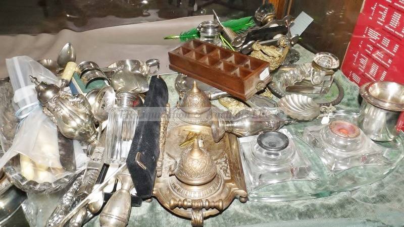 lot 853 image: Assorted collectables