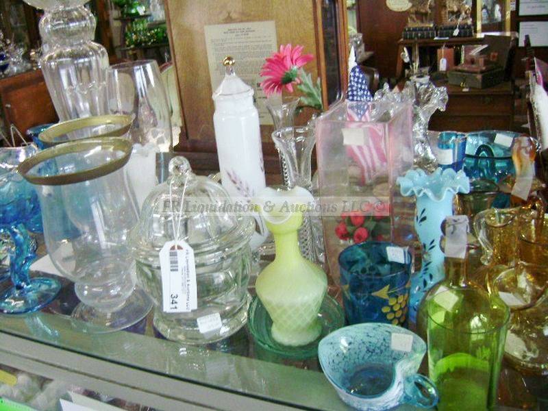 lot 341 image: Various vintage & contemporary glassware