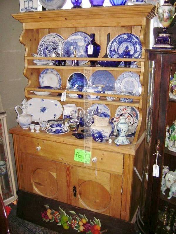 lot 269 image: Classic vintage china hutch