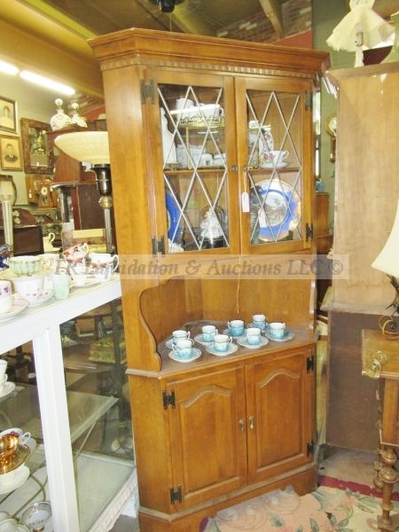 lot 182 image: Ethan Allen Corner Cabinet Curio Hutch