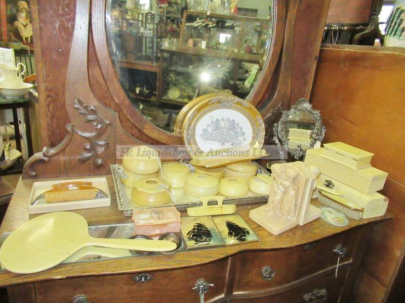 lot 204 image: Bakelite & Celluloid collection