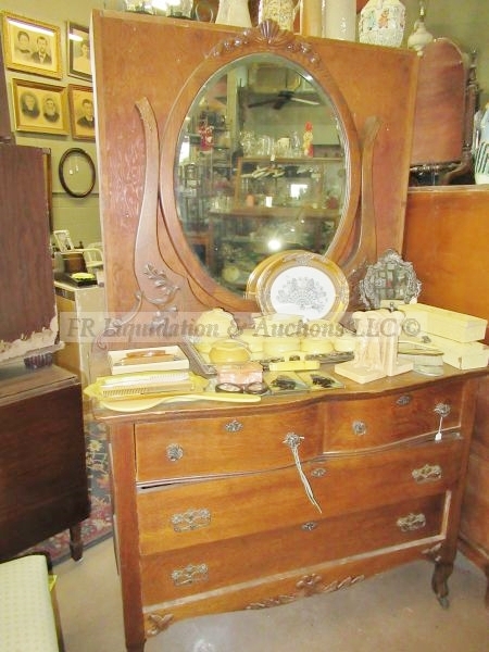 lot 205 image: Antique early 20th century vanity dresser