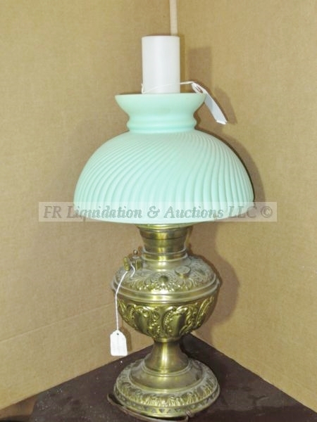lot 208 image: Vintage parlor lamp