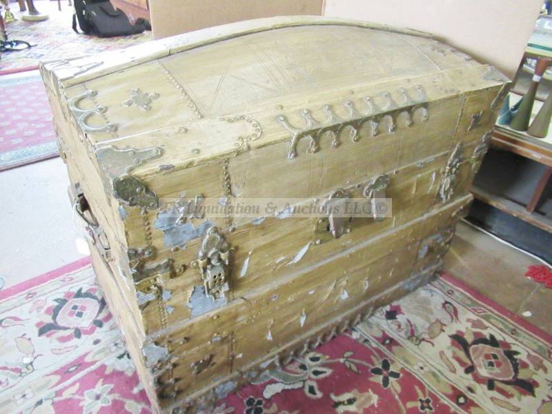 lot 236 image: Early 1900s steamer trunk
