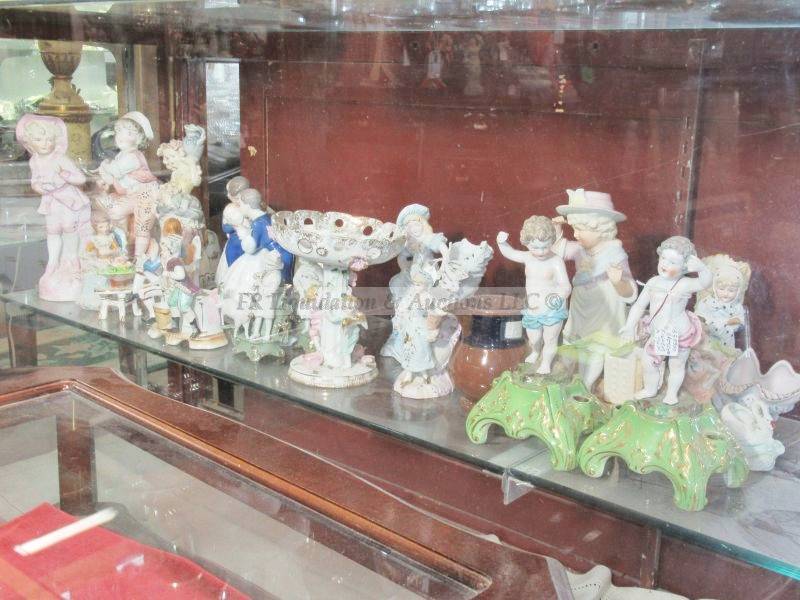 lot 244 image: Various ceramic figurines