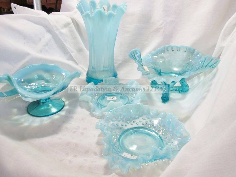 lot 255 image: Fenton glass